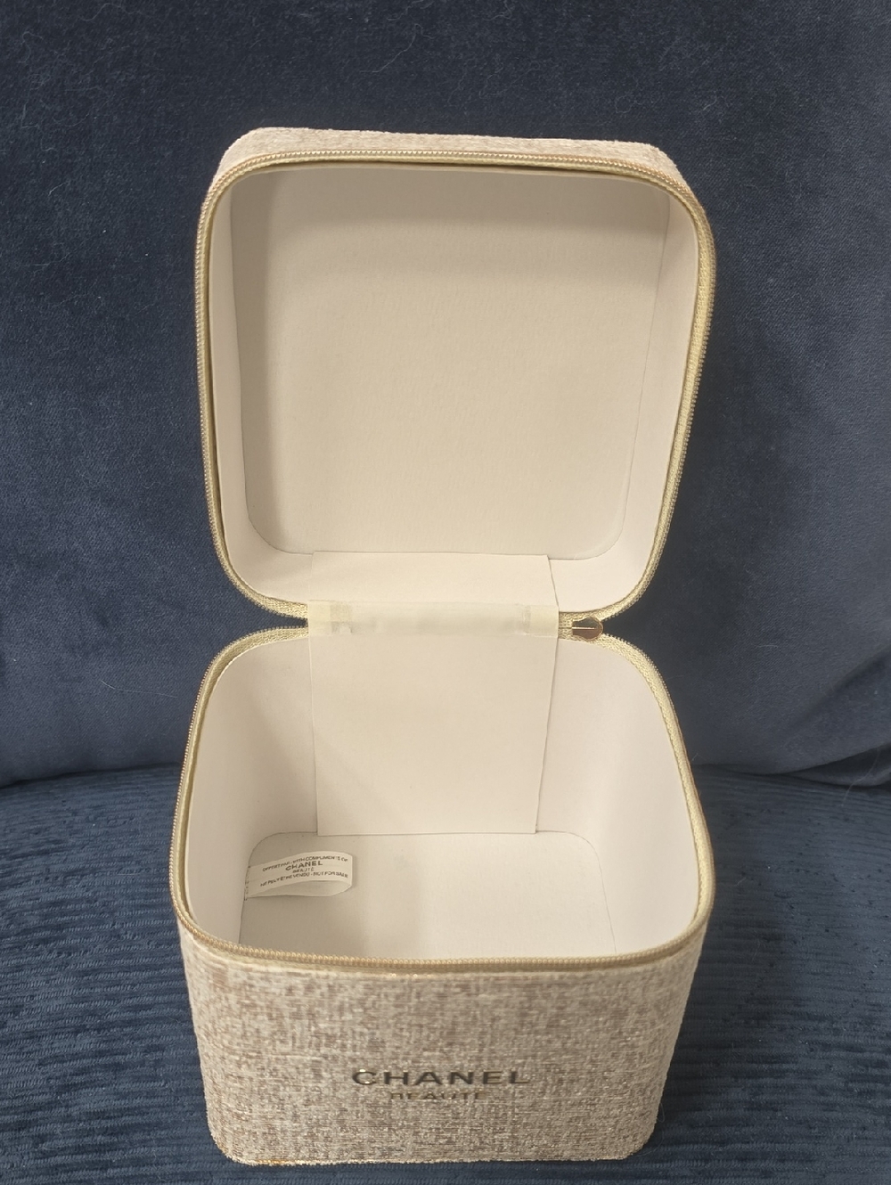 CHANEL beige textured makeup case with gold logo - Picture 6 of 7